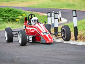 798 - Simon Andrews driving a Van Diemen RF90