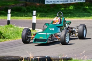 907 - Richard Summers driving a Van Diemen RF80